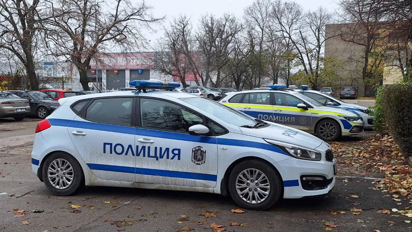Камери в русенски мол заснеха двама тийнейджъри да крадат телефон от магазин