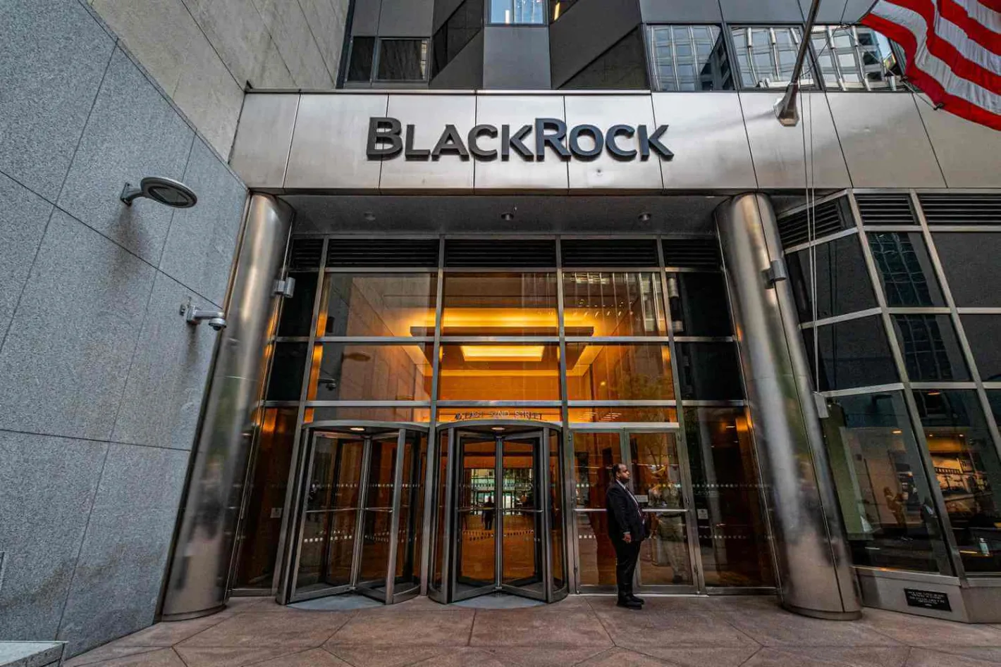 BlackRock: Глобална рецесия, ако цената на петрола стигне до 150 долара