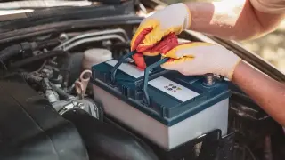 Защо фабричните акумулатори издържат повече от купените в магазина?