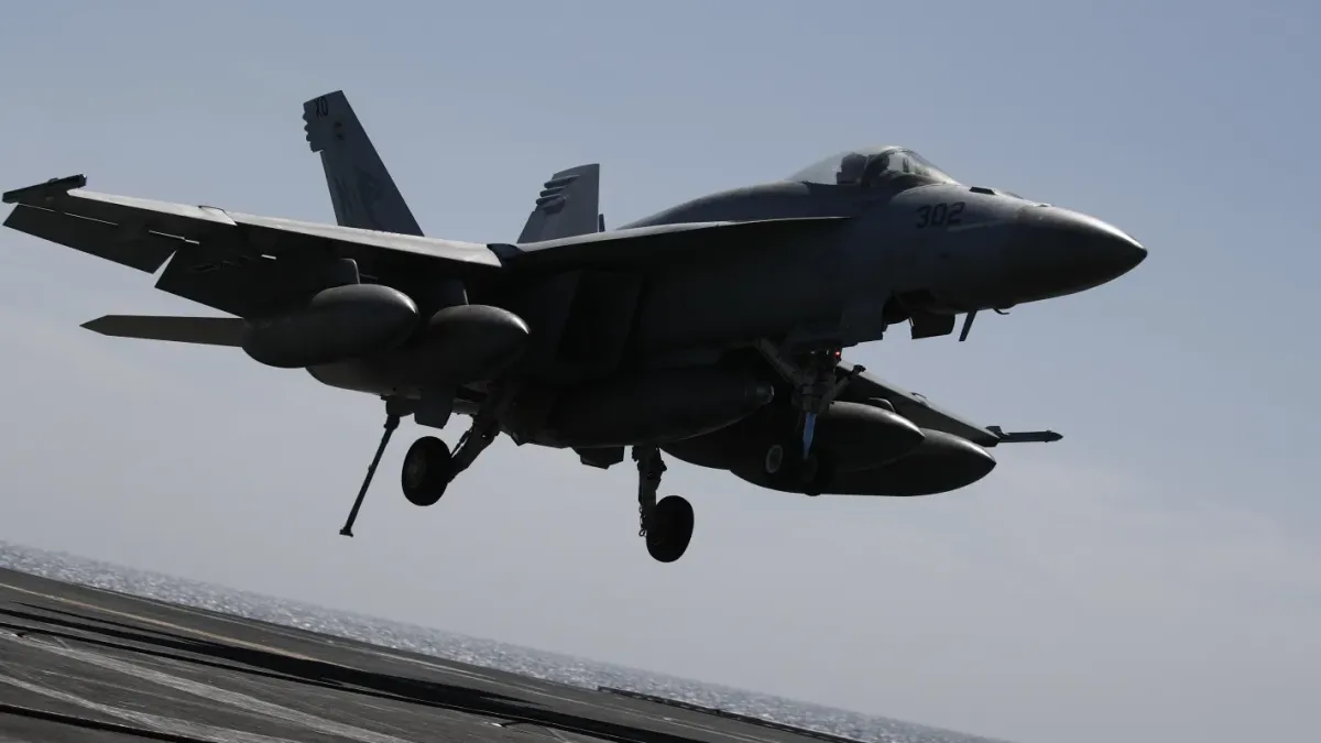 Американски F/A-18 над Иран: Твърдения за избегната ракетна атака