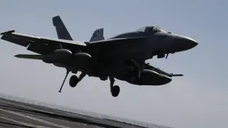 Американски F/A-18 над Иран: Твърдения за избегната ракетна атака