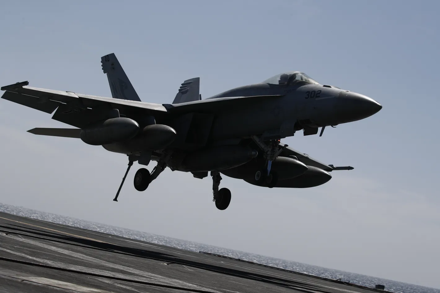 Американски F/A-18 над Иран: Твърдения за избегната ракетна атака