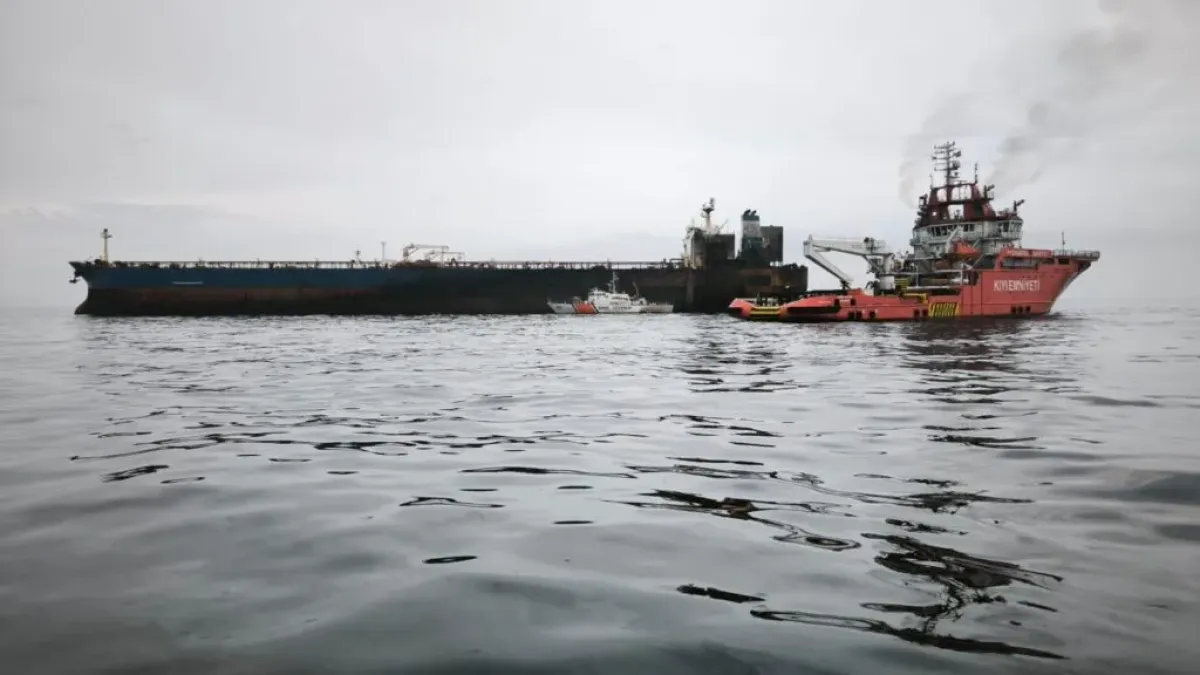 Петролен танкер под удари от дронове край Босфора