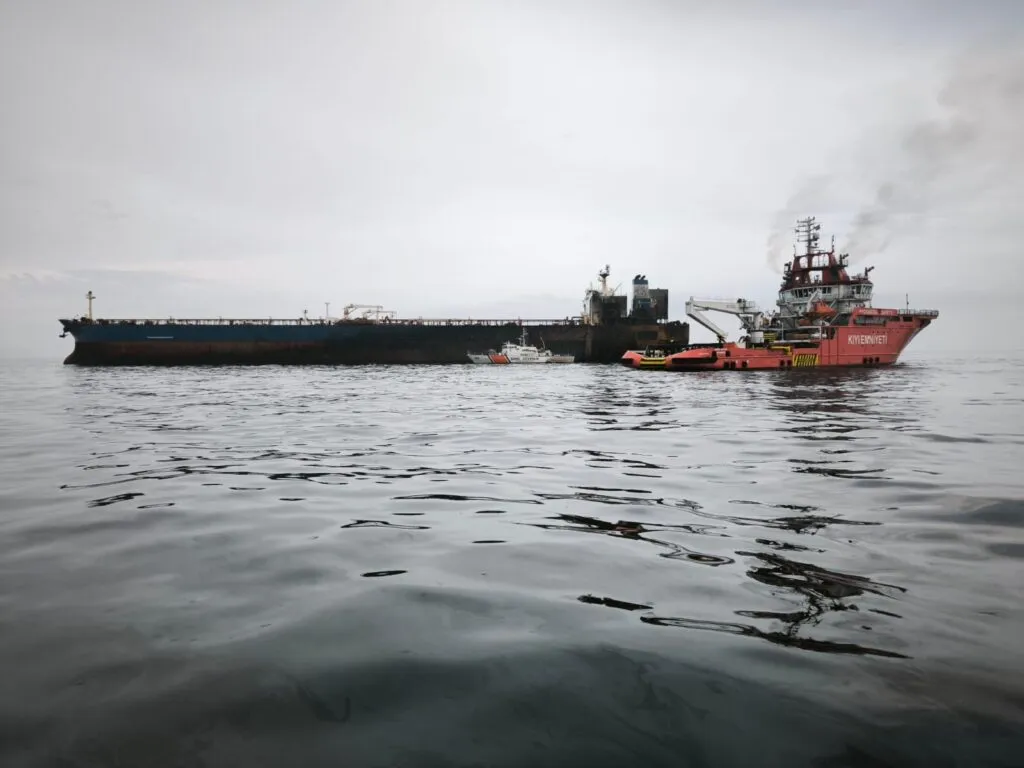Петролен танкер под удари от дронове край Босфора