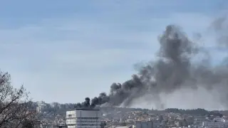 Пожар обхвана покрива на общината в Разград – евакуираха всички