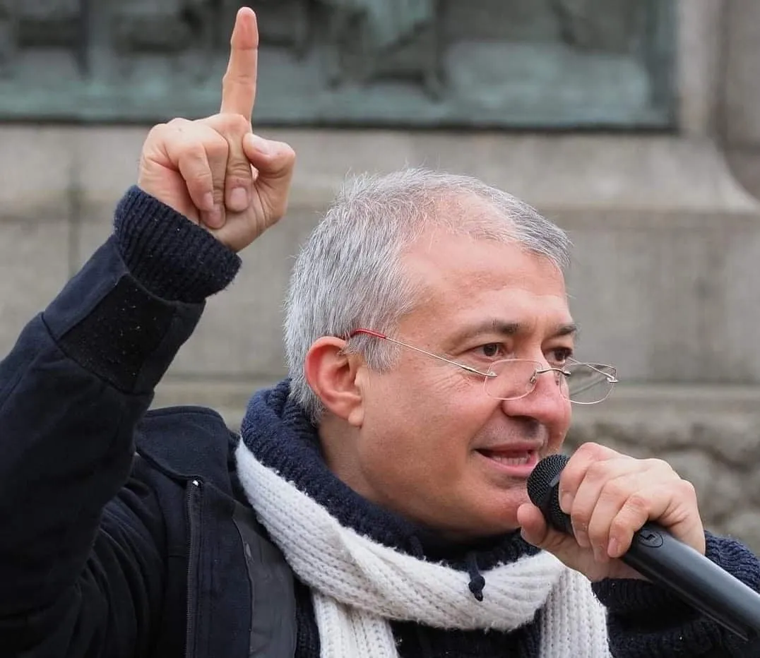 Кандидат-депутат с корона от тръни по БНТ: Ще обявя извънредно положение