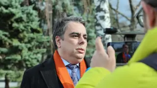 Възрастна жена по чехли изненада Асен Василев в Цар Калоян