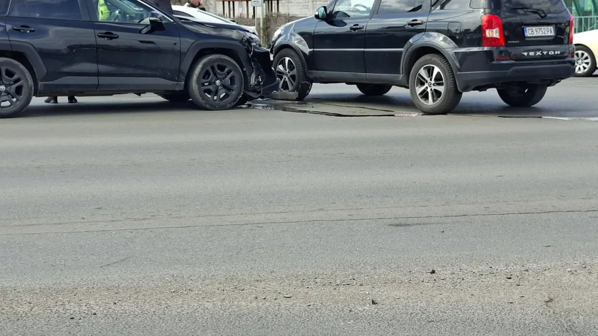 Жена е в болница след катастрофа в София