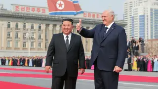 Лукашенко подари автомат на Ким Чен-ун при историческа визита в Пхенян