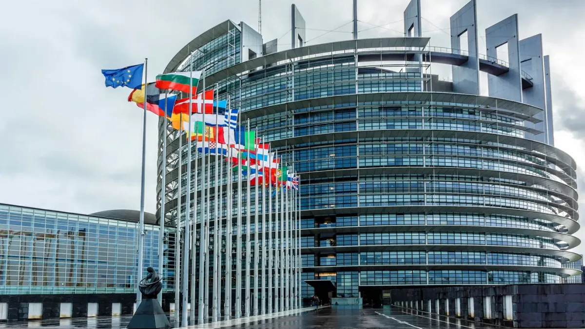 Европарламентът одобри търговската сделка със САЩ при строги условия