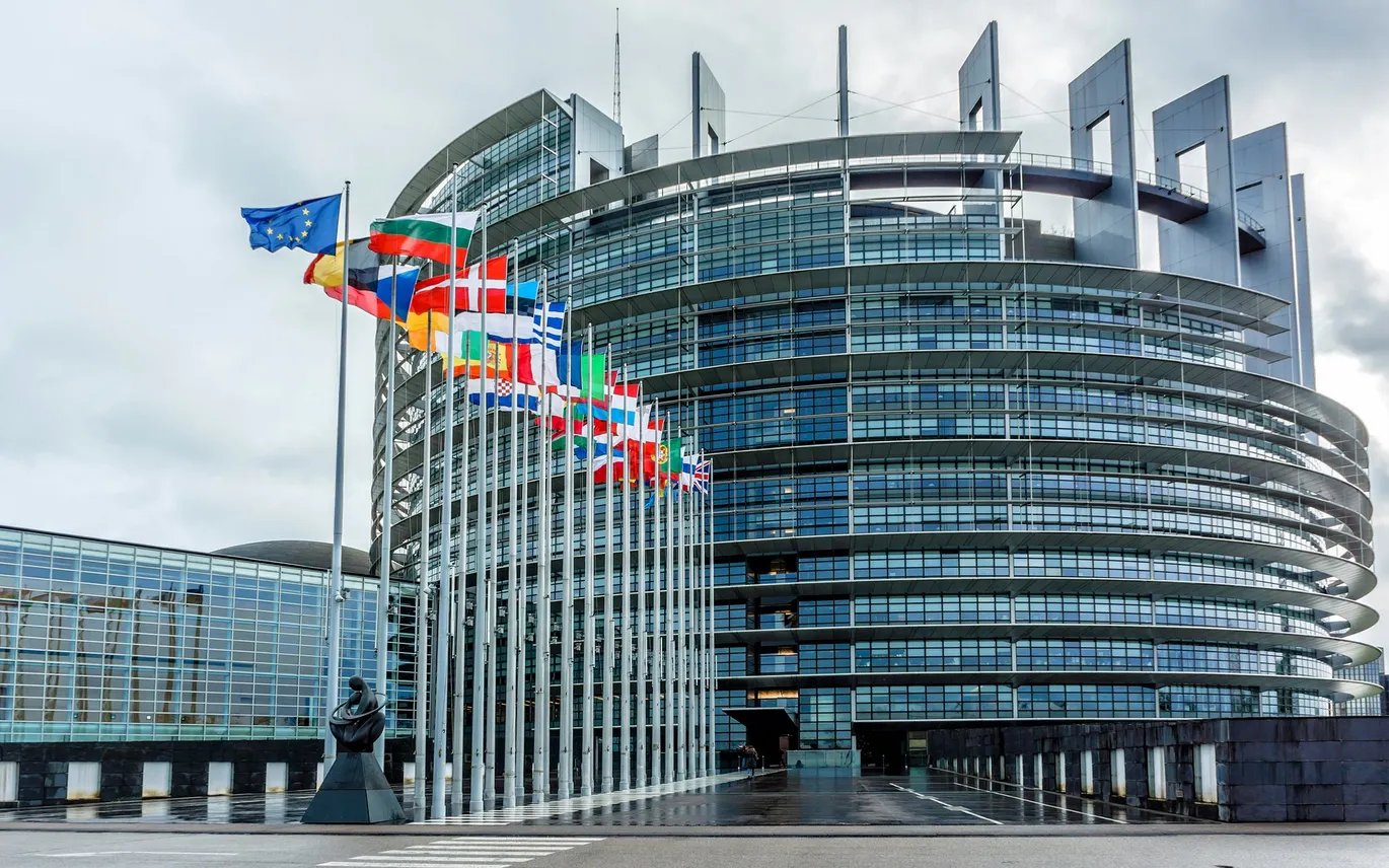 Европарламентът одобри търговската сделка със САЩ при строги условия