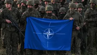 Politico: Европа обсъжда сценарии за отбрана при напускане на САЩ