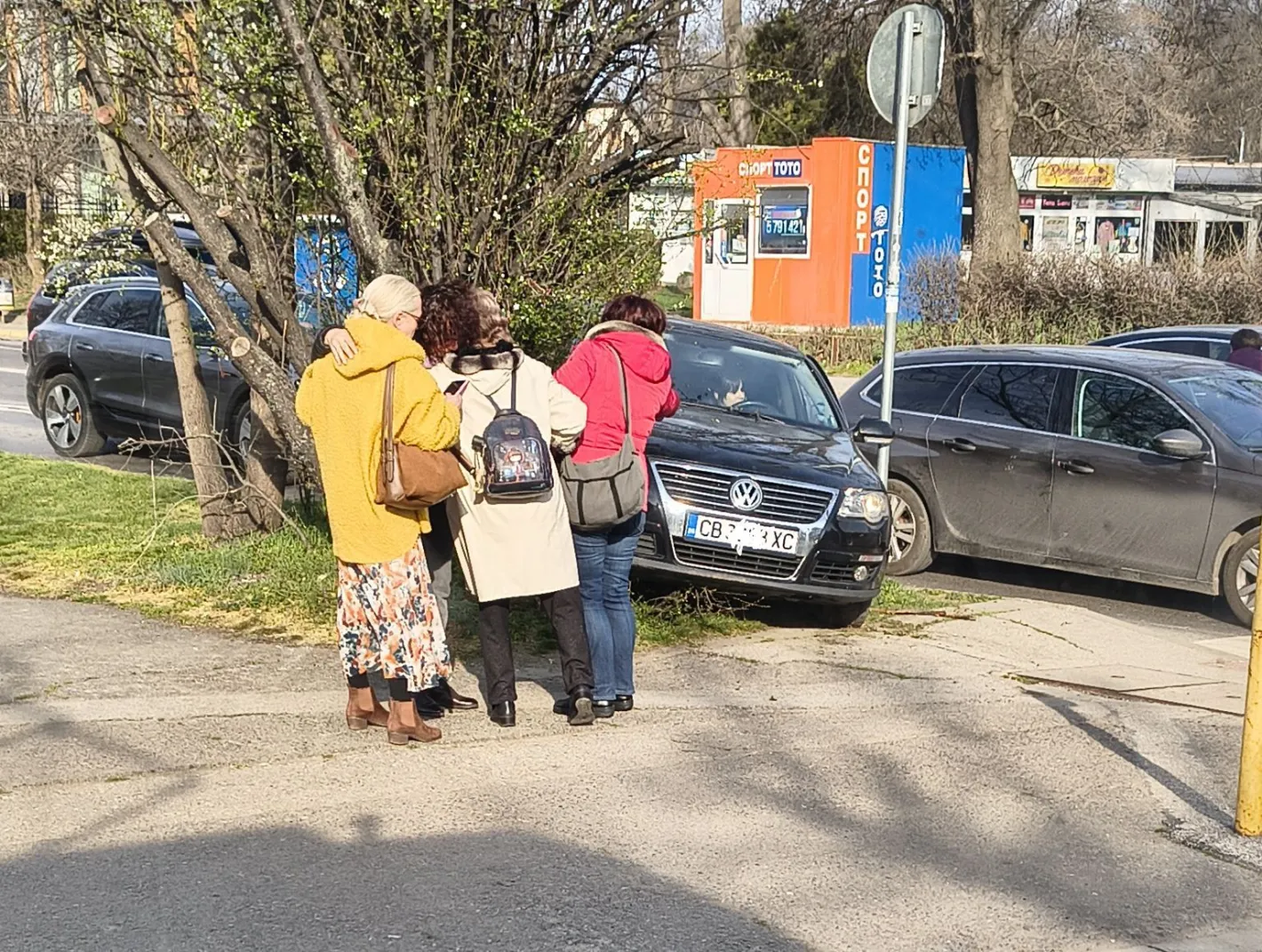 Две сутрешни катастрофи в София, жена е блъсната