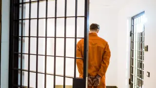Надзирателка в затвора започна любовна афера с осъден изнасилвач