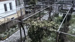 Градушка, по-голяма от грахово зърно, се изсипа над Хисаря
