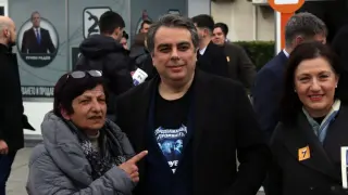 Асен Василев смени официалната риза с тениска