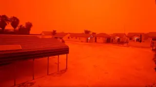 Циклонът "Нарел" оцвети небето в червено, птици кръжат над Тел Авив