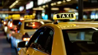 Таксиметрови шофьори масово спират работа