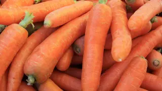 Китайка издълбава скулптури от моркови със зъбите си