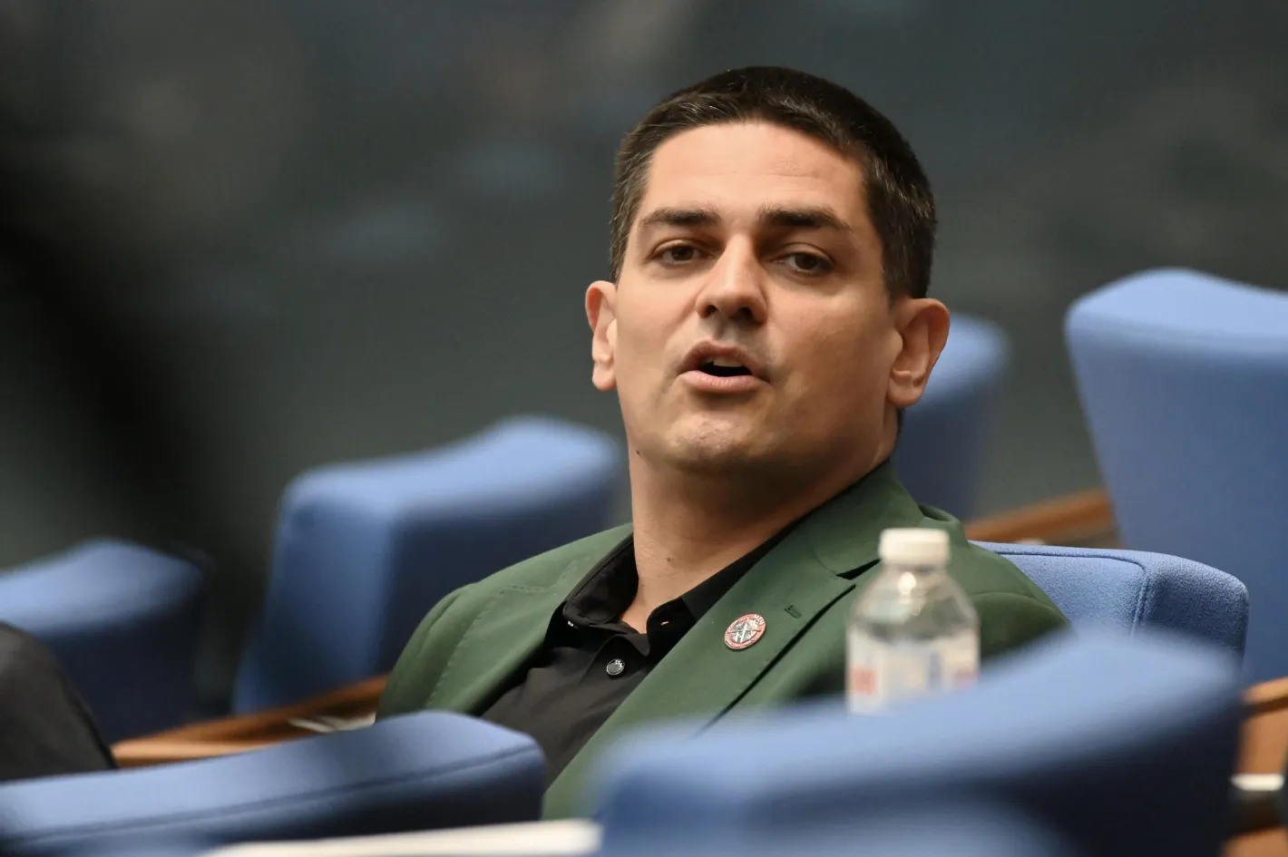 Активист на МЕЧ агитира във Врачанско с автомат и пистолет