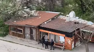 Деца трошиха сграда в Асеновград с юмруци и ритници