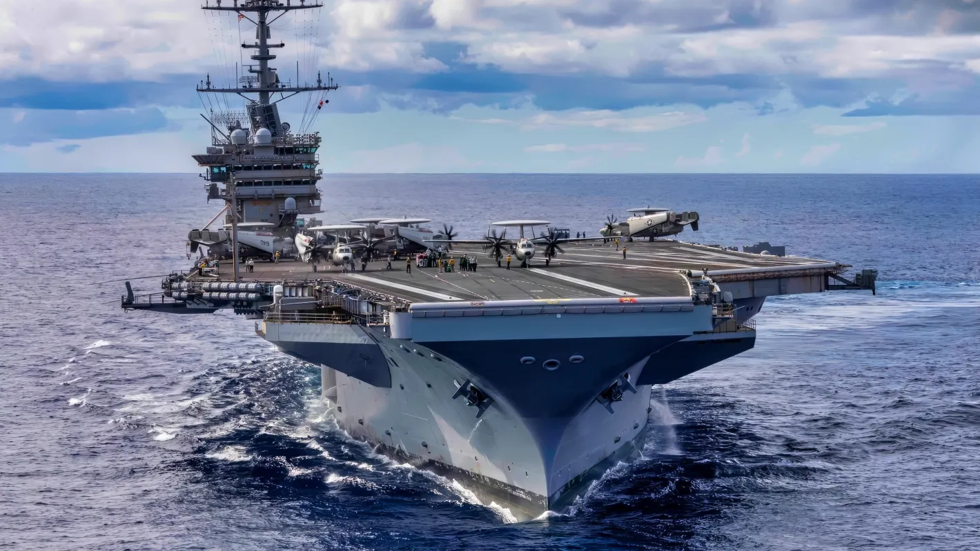 Мъже построиха 7-метров модел на самолетоносача USS Nimitz