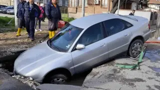 ВиК авария наводни улица в Пловдив, кола пропадна в квартал „Изгрев“