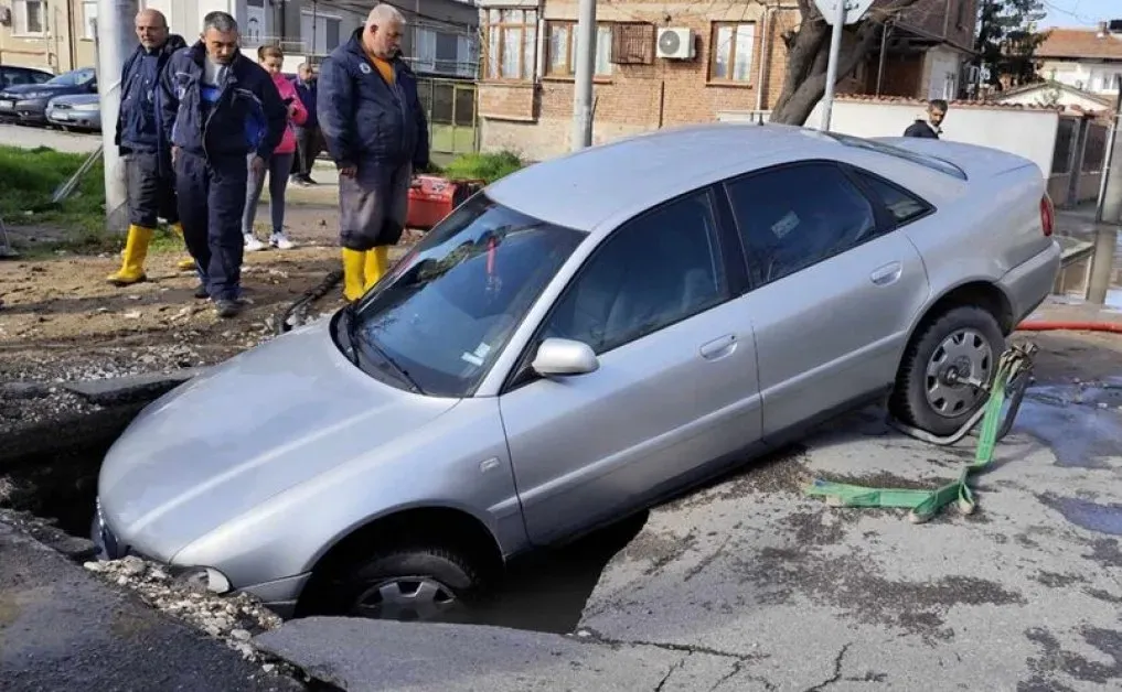 ВиК авария наводни улица в Пловдив, кола пропадна в квартал „Изгрев“