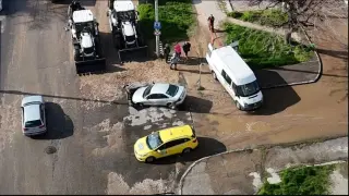 Шофьорката на глътнатата от изкоп кола: Вие ще ми кажете къде да карам