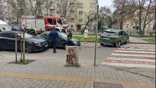 Пожарна и полиция на бул. „Евлоги и Христо Георгиеви“ след сблъсък