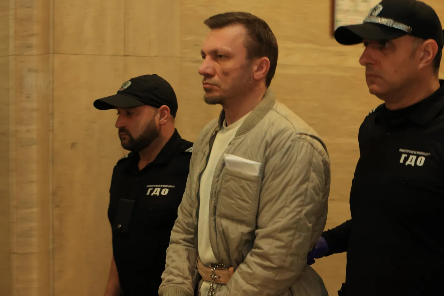 Пуснаха на свобода скандалния д-р Хасърджиев и гръцкия модел, обвиняеми по първото дело у нас за "наркотика на изнасилвача"