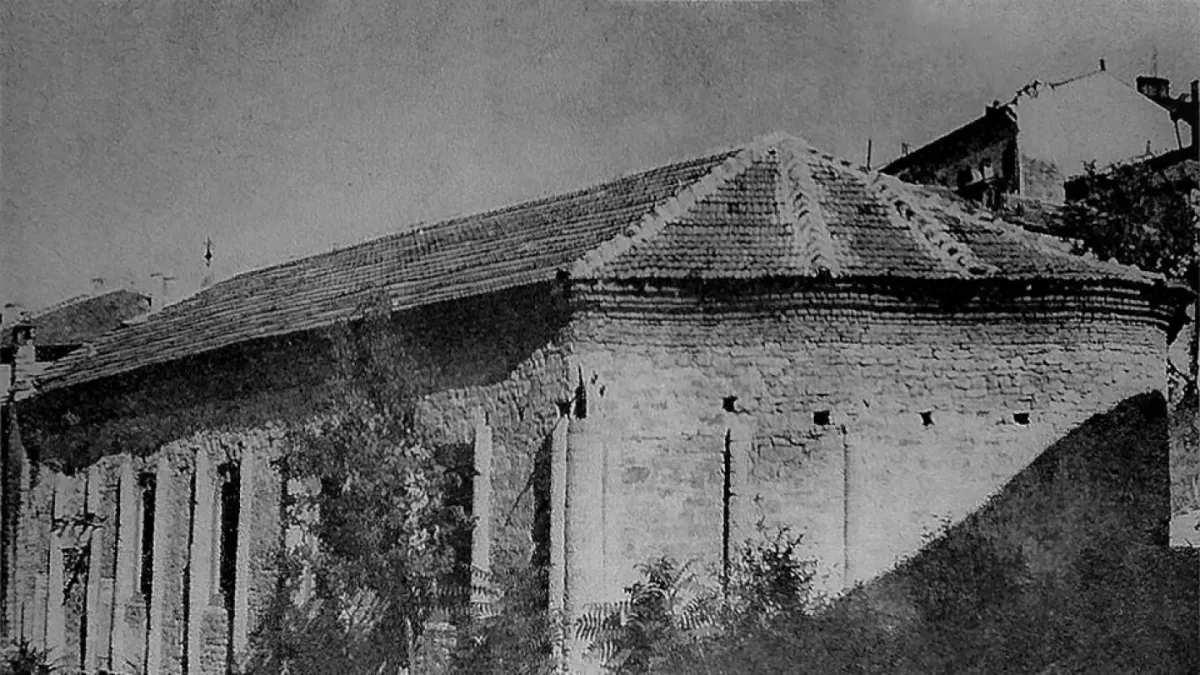 Църква на Колю Фичето тъне в руини