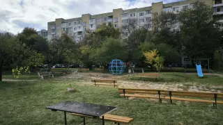 Жители на "Мусагеница" притеснени за децата си заради блокиран тротоар