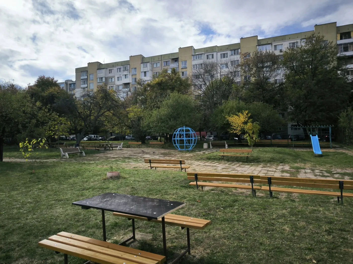 Жители на "Мусагеница" притеснени за децата си заради блокиран тротоар