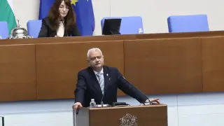 Заподозряха Емил Дечев, че е вкарал бутилка с алкохол в парламента
