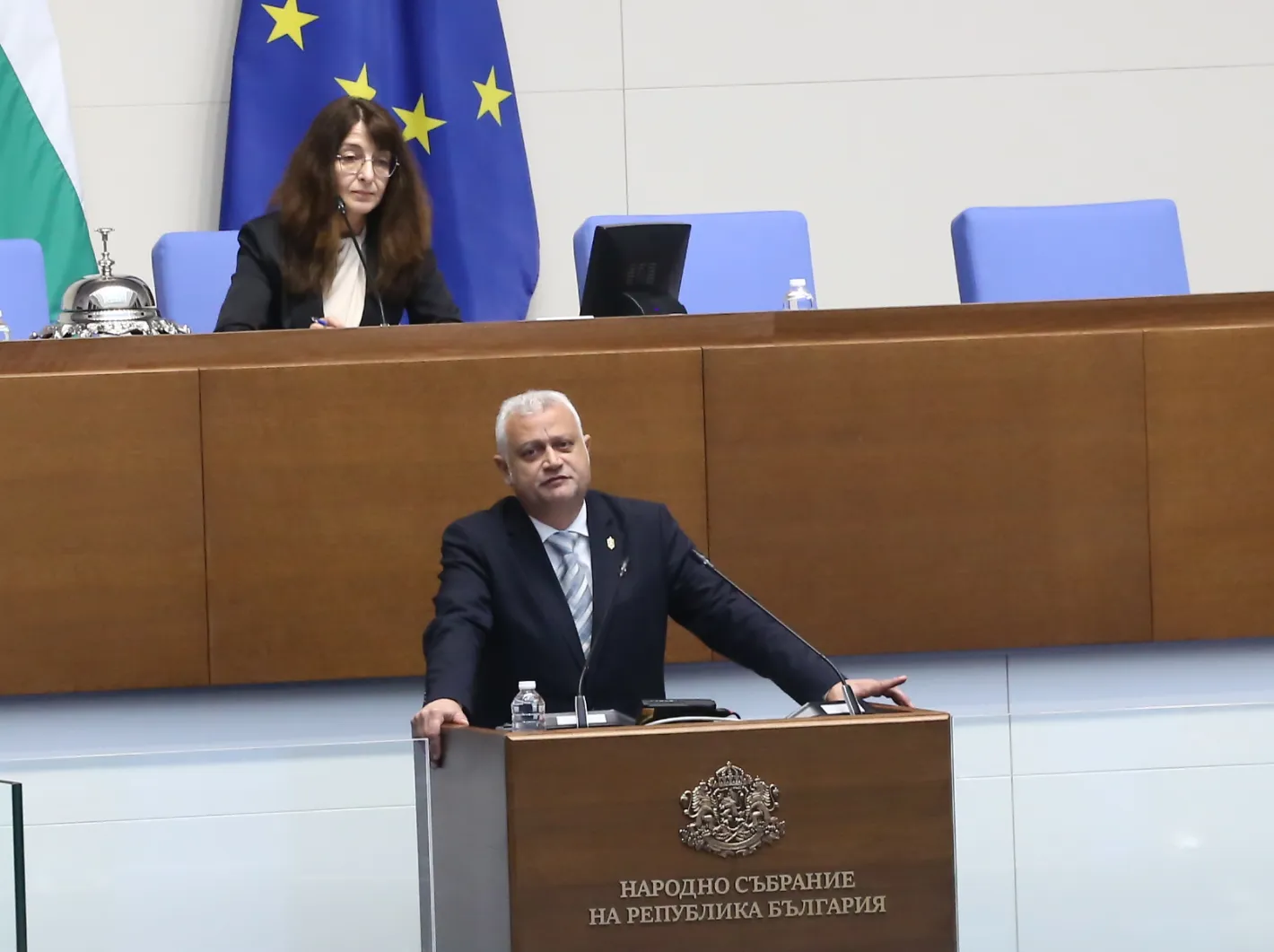 Заподозряха Емил Дечев, че е вкарал бутилка с алкохол в парламента