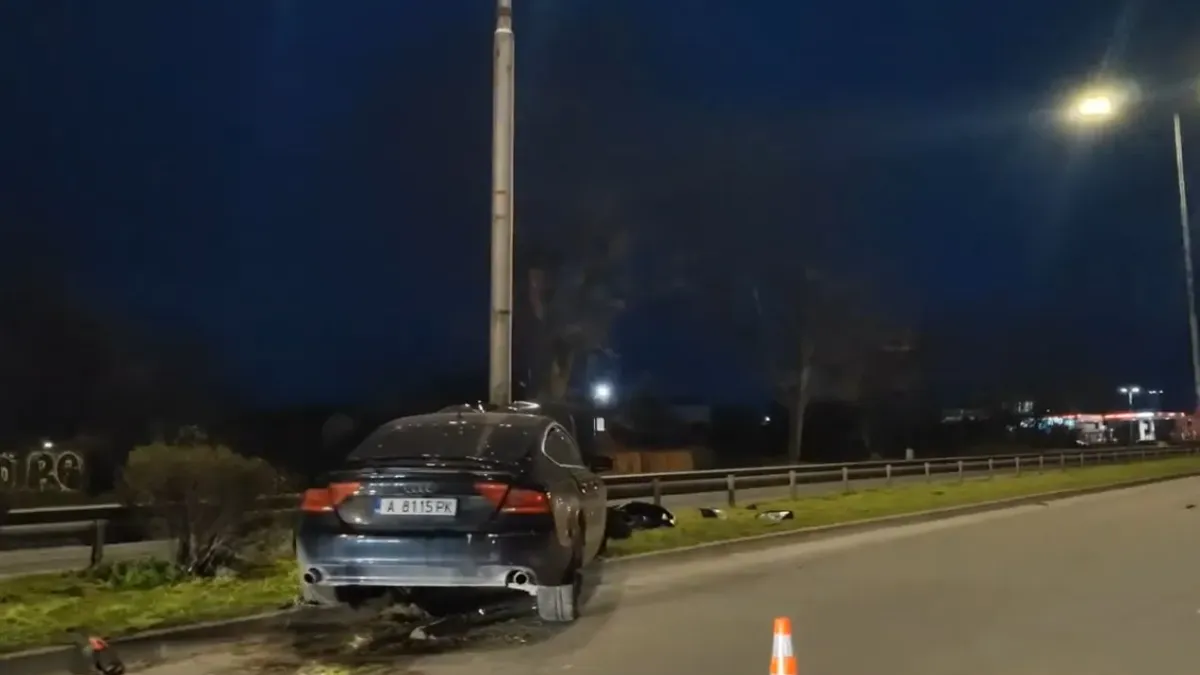 Автомобил се заби в стълб на изхода на Бургас