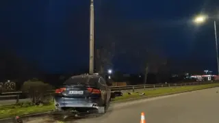 Автомобил се заби в стълб на изхода на Бургас