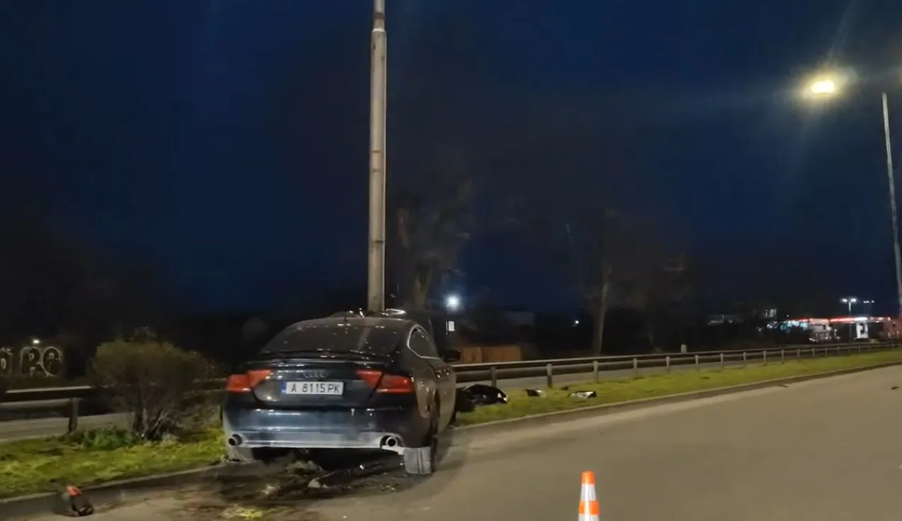 Автомобил се заби в стълб на изхода на Бургас