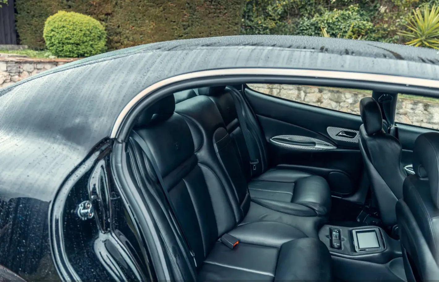 Луксозна капсула на времето: Продава се уникален седан Bugatti от 90-те години