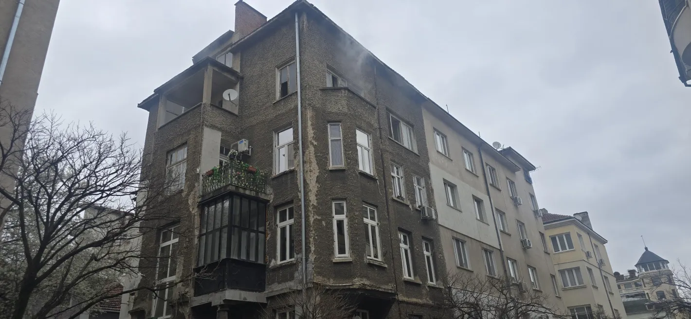 Голям пожар с тежко пострадал в центъра на София, евакуират живущите