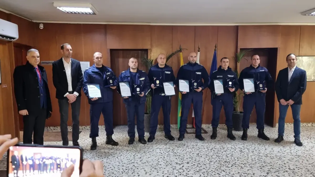 Наградиха полицаите, спасили детето в Ямбол