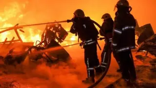 Харков претърпя над 20 удара, хотел е в пламъци и има пострадали