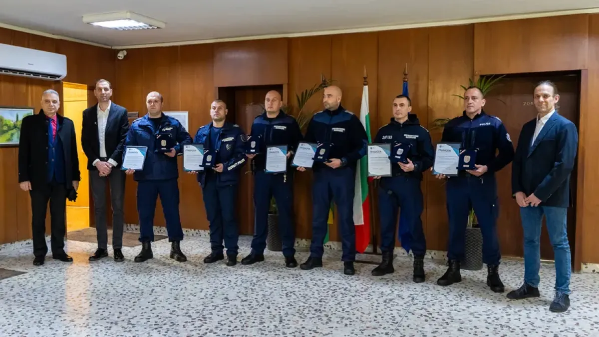 Полицаите от Ямбол даряват наградата си от 1230 евро на спасените деца