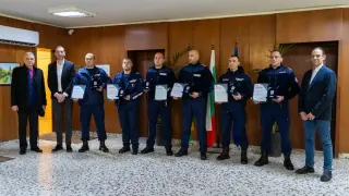 Полицаите от Ямбол даряват наградата си от 1230 евро на спасените деца