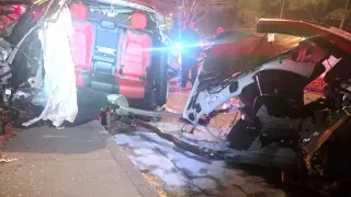 Porsche бе разполовено на две след сблъсък с дърво