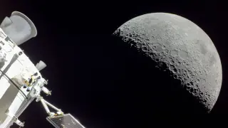 Астронавтите от мисията „Артемис II“ са на половината разстояние до Луната
