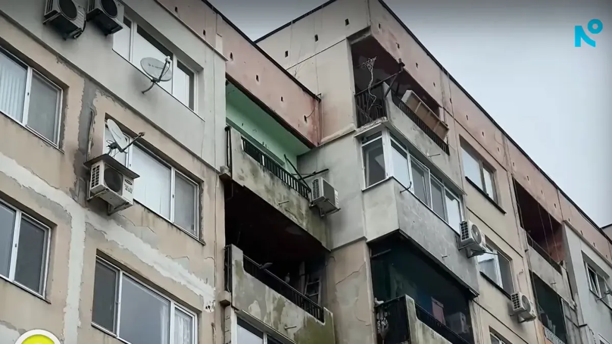 След случая с увисналото от балкон дете: Социалните служби описват условията в жилището като „потресаващи“