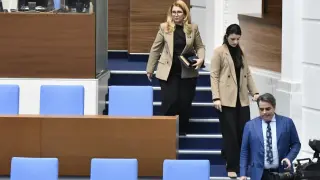 Лена Бориславова се забавлява на гърба на Асен Василев