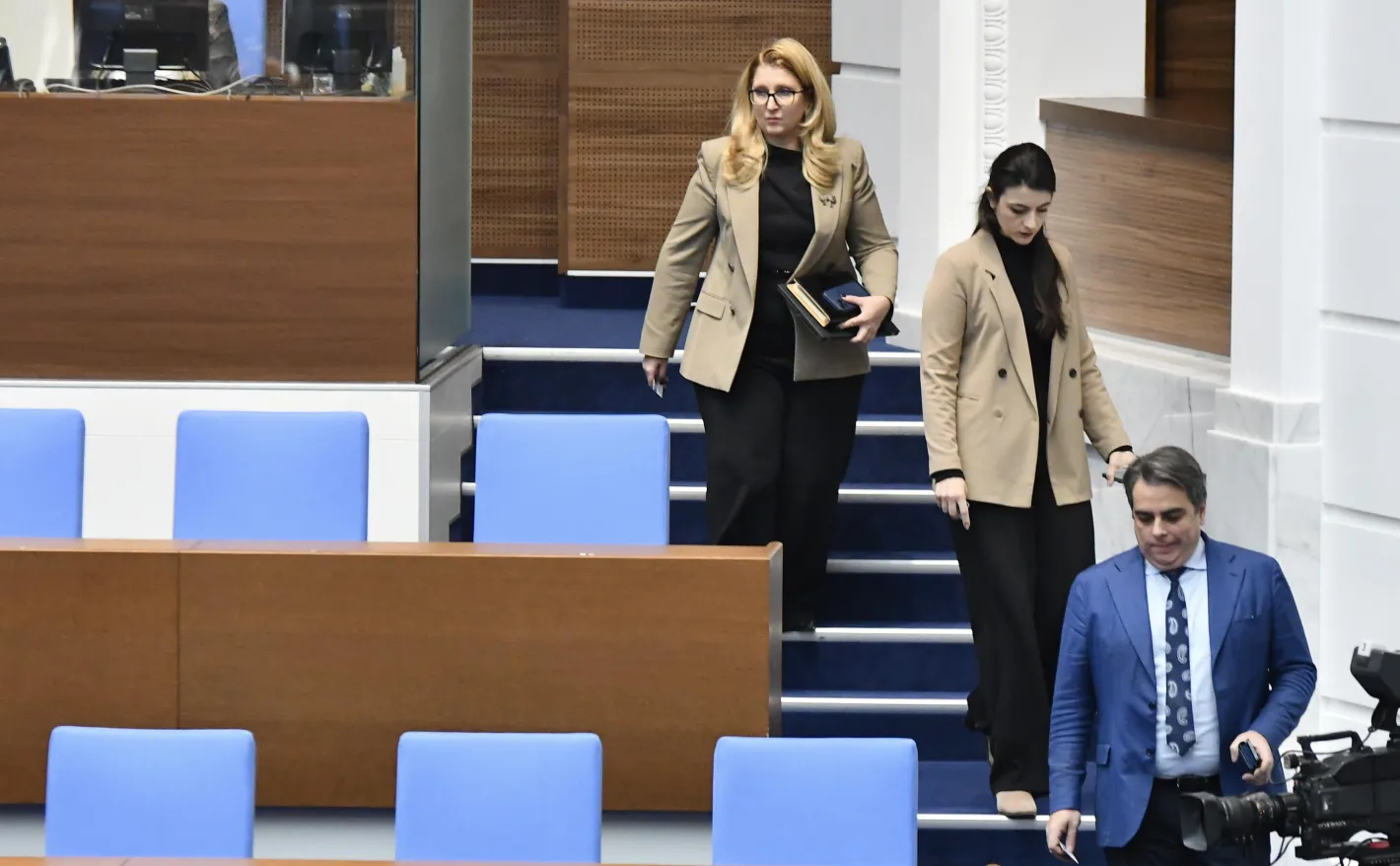 Лена Бориславова се забавлява на гърба на Асен Василев